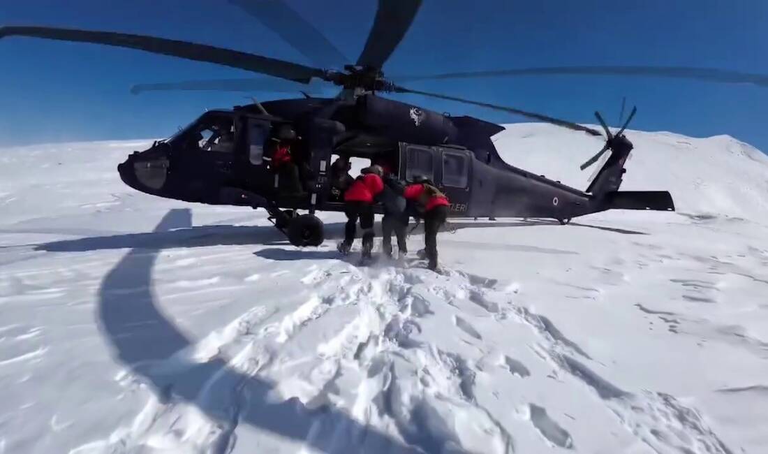 Erzurum’un Çat ilçesinde mezrada mahsur kalan vatandaş askeri helikopter ile