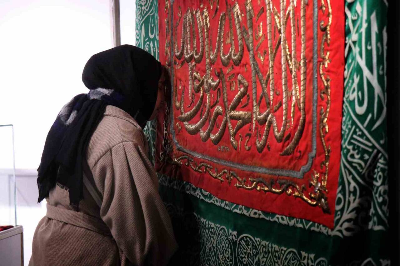 Sakarya’da Kabe örtüleri, Sakal-ı Şerif, Kadem-i Şerif gibi toplam 40