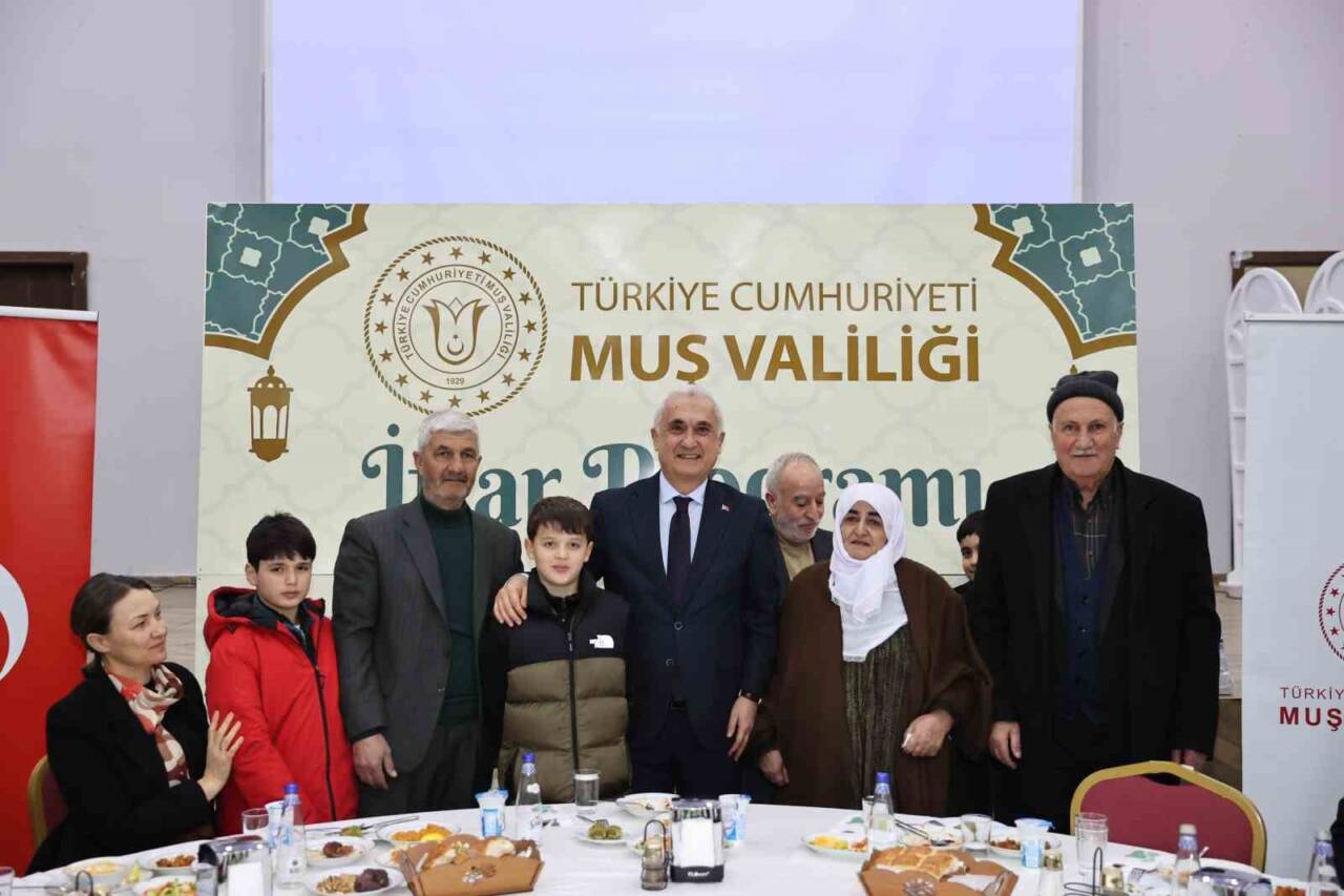 Muş Valiliği tarafından düzenlenen iftar programında, şehit yakınları ve gaziler