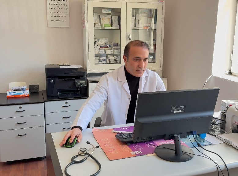 Tunceli’de, öğretmenlik yaparken tıp fakültesini bitiren Dr. Hakan Kasun, Sağlık