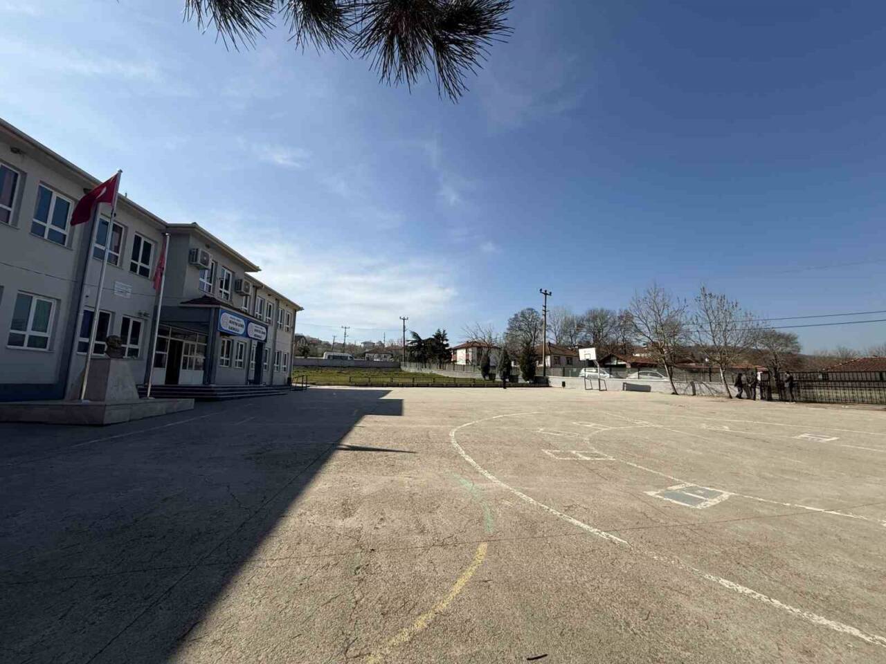 Sakarya’nın Ferizli ilçesinde bipolar bozukluk hastasının müdürün boğazını kestiği okulda