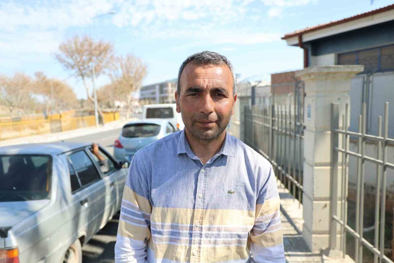 Adana’nın Aladağ ilçesinde okulda ısındığı odun sobasında montu alev alınca