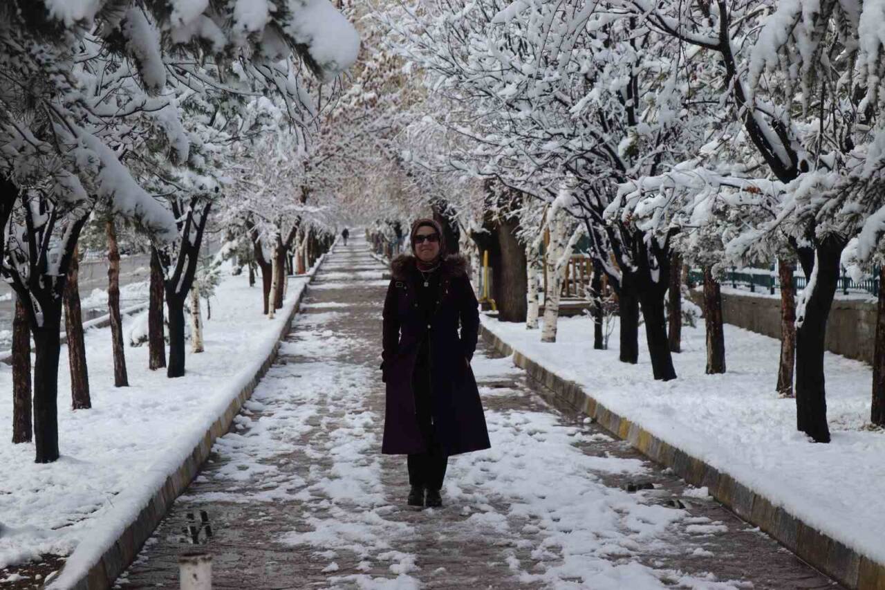 Erzurum'un Oltu ilçesi, Mart ayında yoğun kar yağışı nedeniyle beyaz