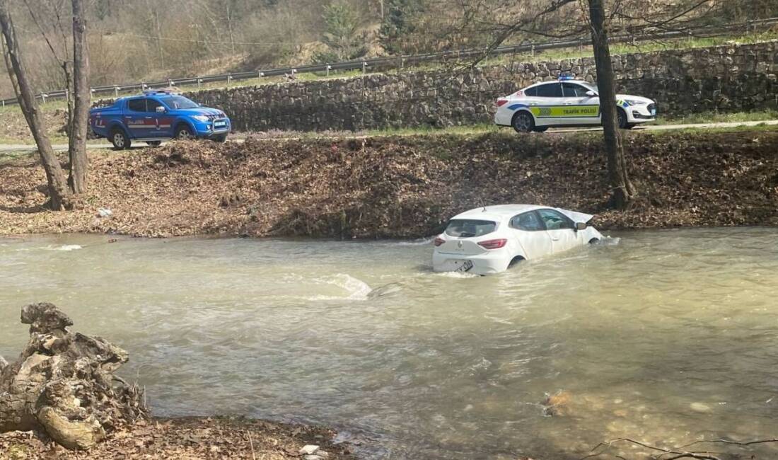 Bursa’nın İnegöl ilçesinde meydana gelen kazada otomobil dereye uçtu; sürücü