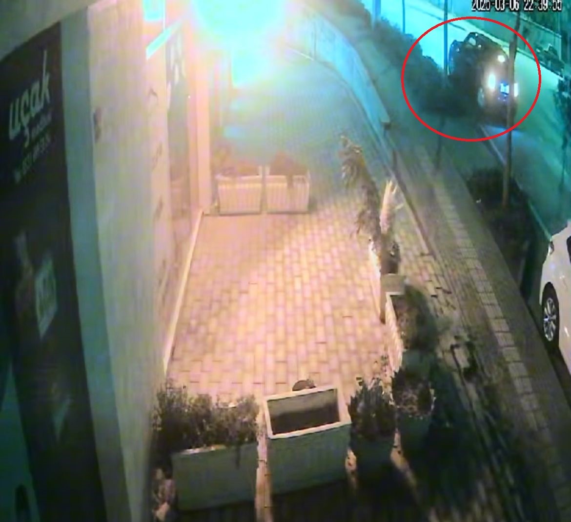 Bursa’da bir kişi husumetlisi olan şahısların oturduğu işletmeye otomobille gelip