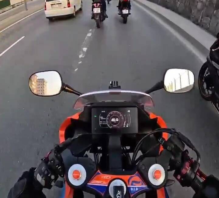 İstanbul Pendik’te seyir halinde olan bir grup motosiklet sürücüsü kendi