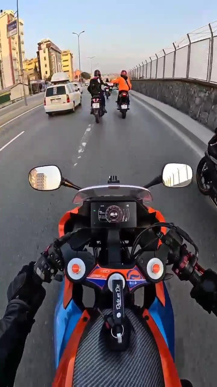 İstanbul Pendik’te seyir halinde olan bir grup motosiklet sürücüsü kendi