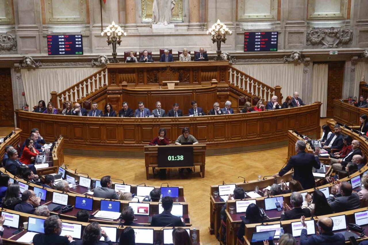 Portekiz’de Başbakan Luis Montenegro liderliğindeki azınlık hükümeti, parlamentodan güvenoyu alamayarak