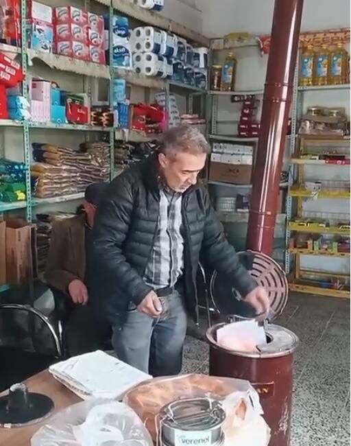 Kayseri'nin Tomarza ilçesindeki Pusatlı Mahallesi'nde bir hayırsever, bakkalın veresiye defterini