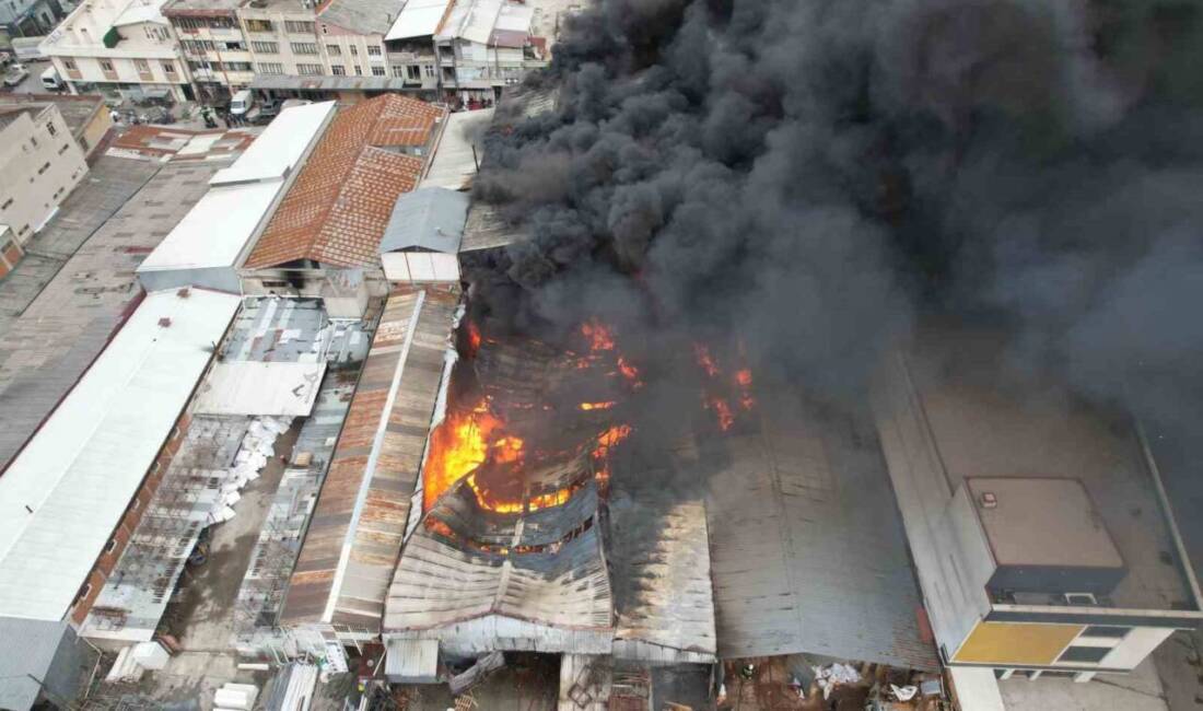 Sakarya'da ASEM Mobilyacılar Çarşısı'ndaki bir mobilya atölyesinde çıkan yangın, itfaiye