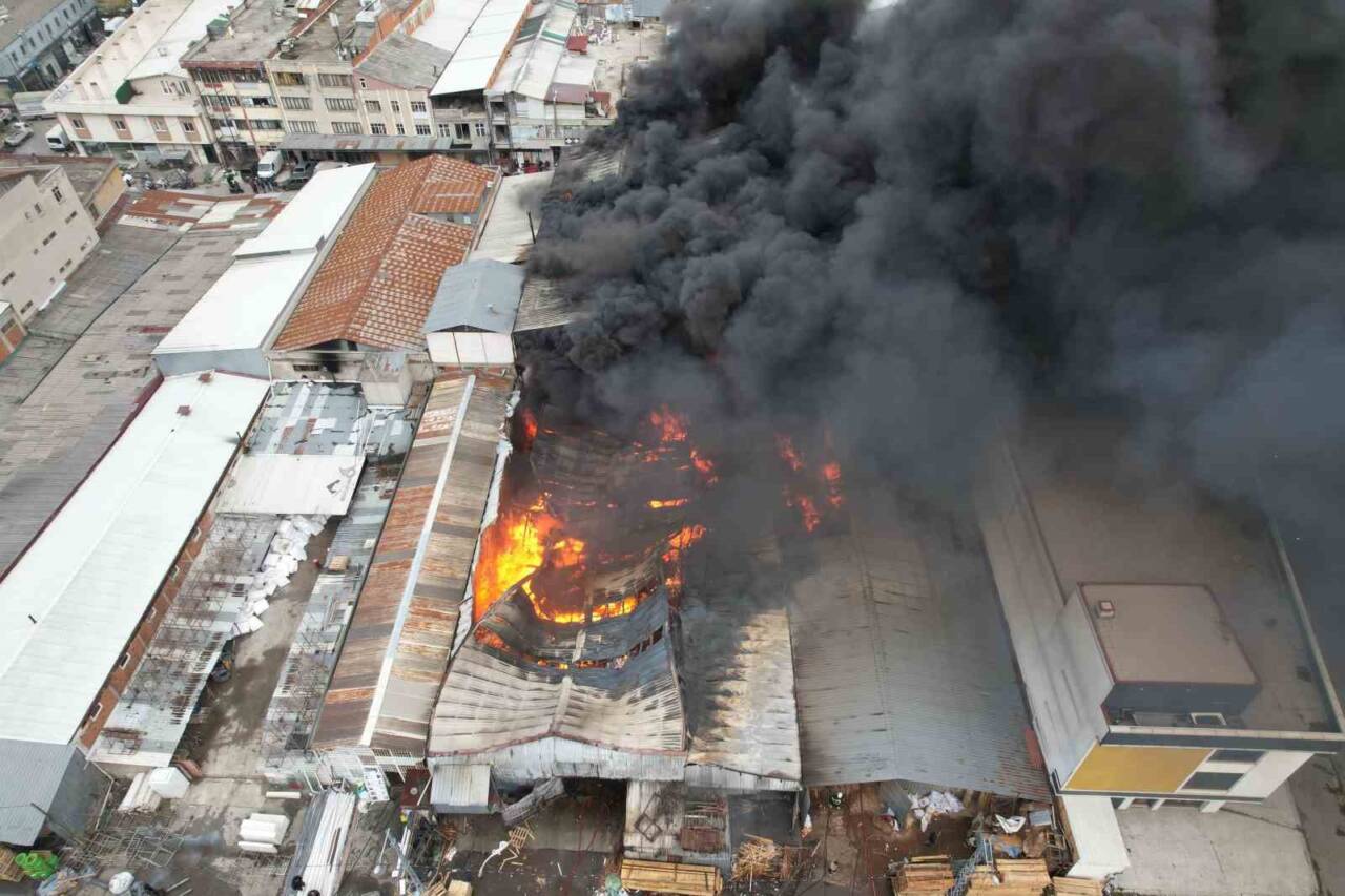 Sakarya'da ASEM Mobilyacılar Çarşısı'ndaki bir mobilya atölyesinde çıkan yangın, itfaiye