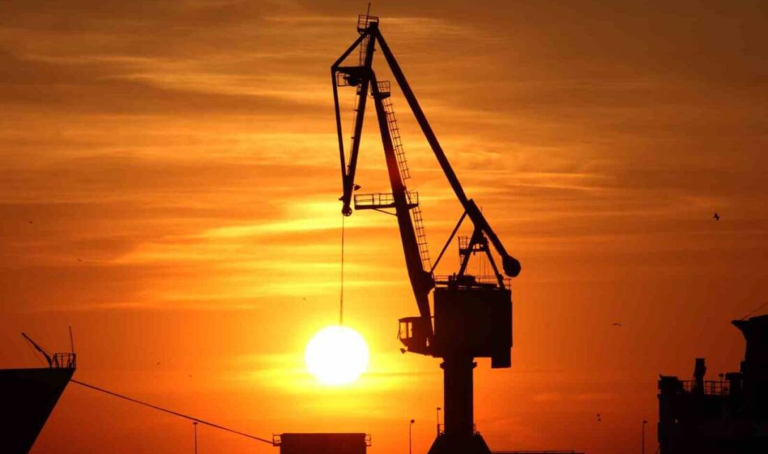 Samsun’da güneşin denizden doğuşunda muhteşem bir manzara ortaya çıkıyor. Vinç