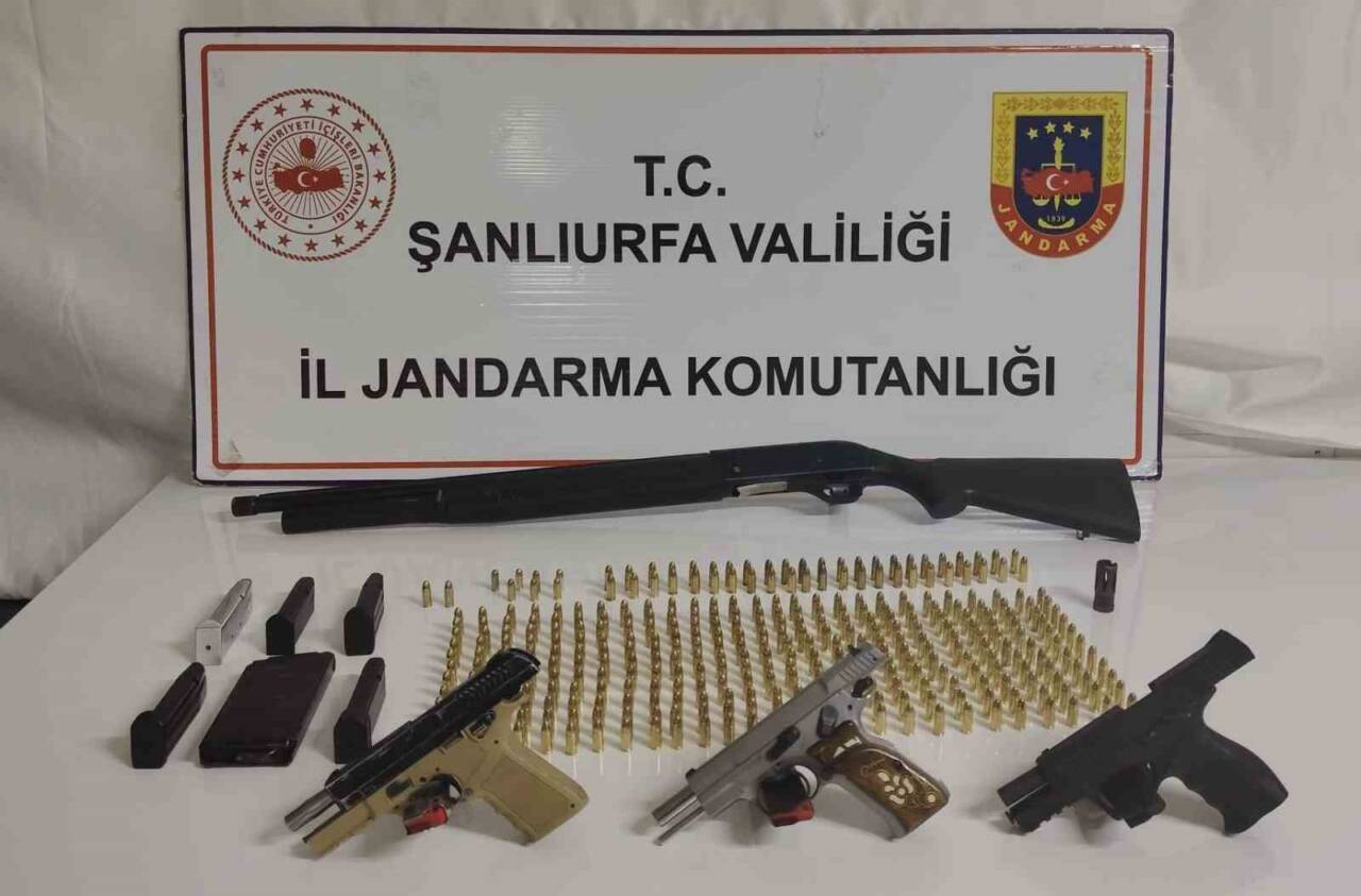 Şanlıurfa’da silah kaçakçılığına yönelik operasyonda çok sayıda silah ele geçirilirken