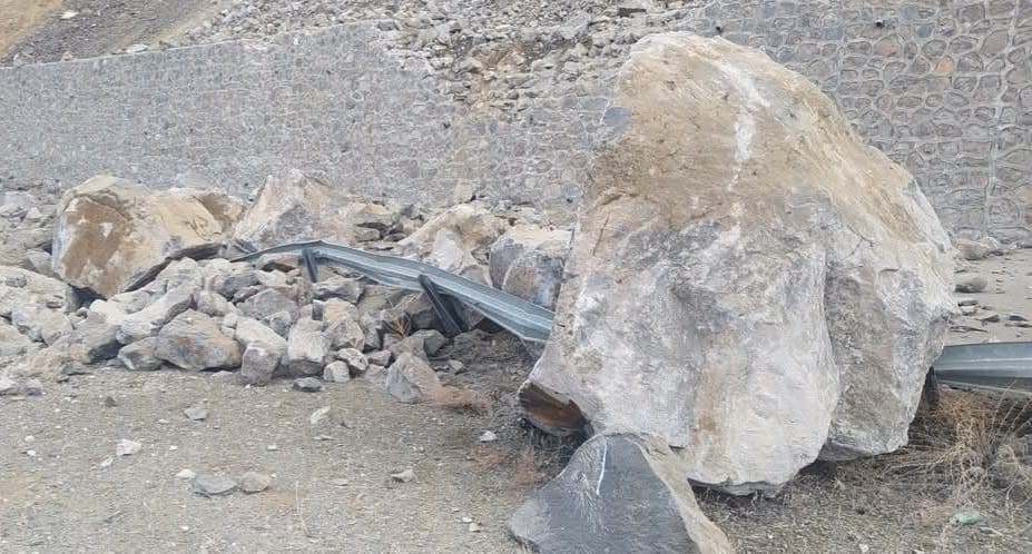 Sabah saatlerinde Sarıkamış ile Kağızman arasında meydana gelen heyelan, yolu