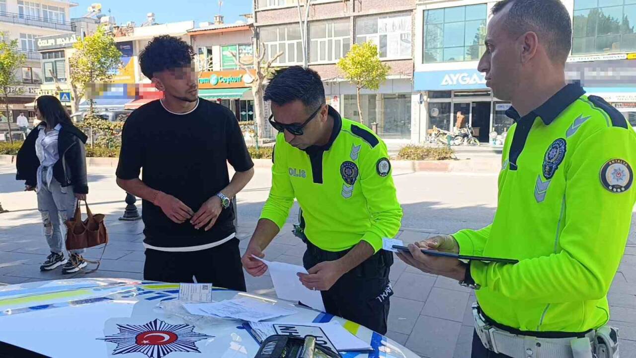 Antalya’da trafik ekiplerinin denetiminde durdurulan ve ehliyetsiz olduğu belirlenen motorlu