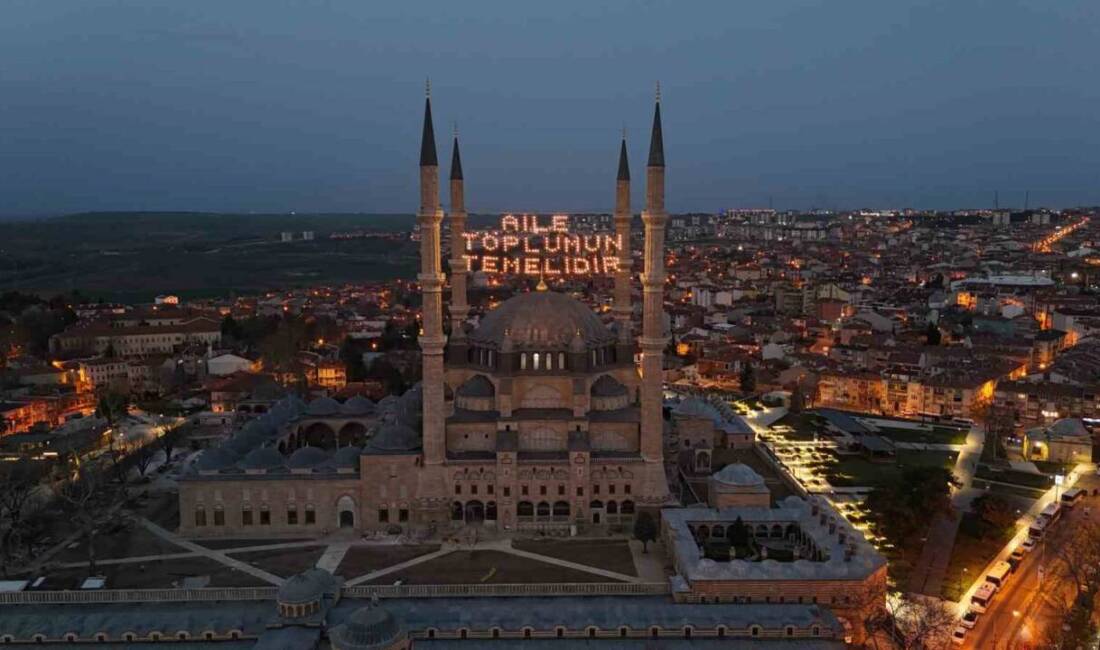 Edirne'deki Selimiye Camii, Ramazan ayında asılan "Aile toplumun temelidir" yazılı