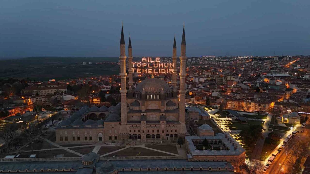 Edirne'deki Selimiye Camii, Ramazan ayında asılan "Aile toplumun temelidir" yazılı