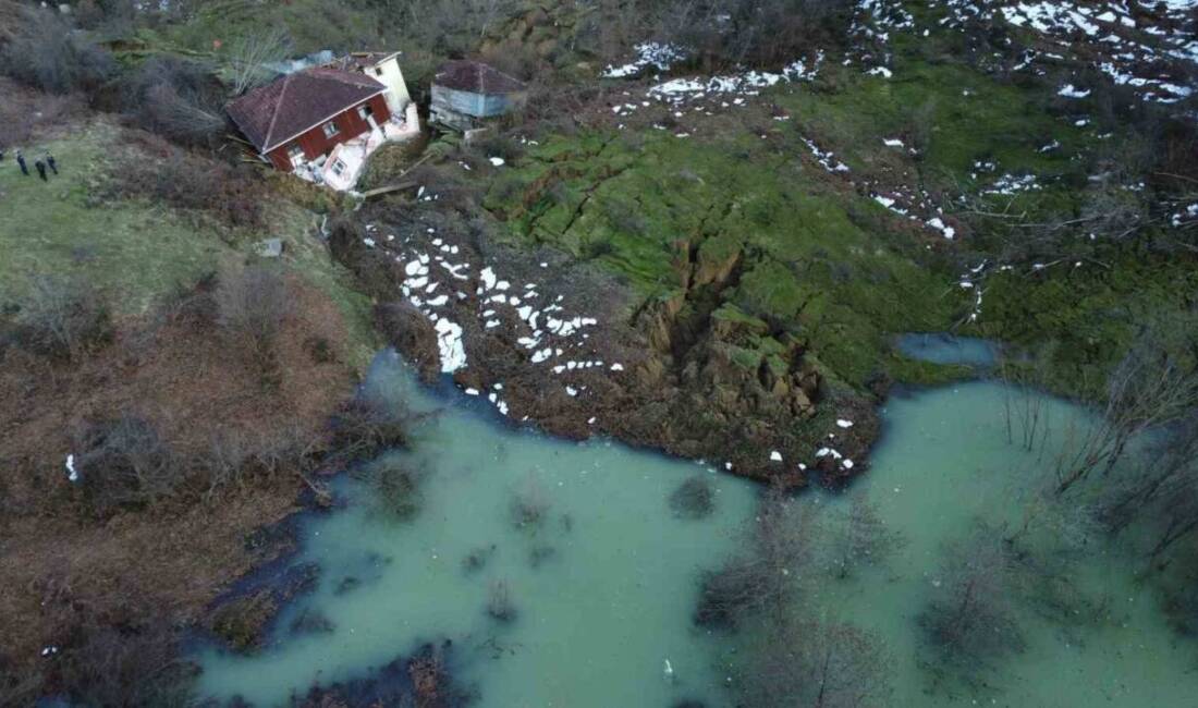 Sinop’un Türkeli ilçesinde meydana gelen heyelanda 3 ev ve 1