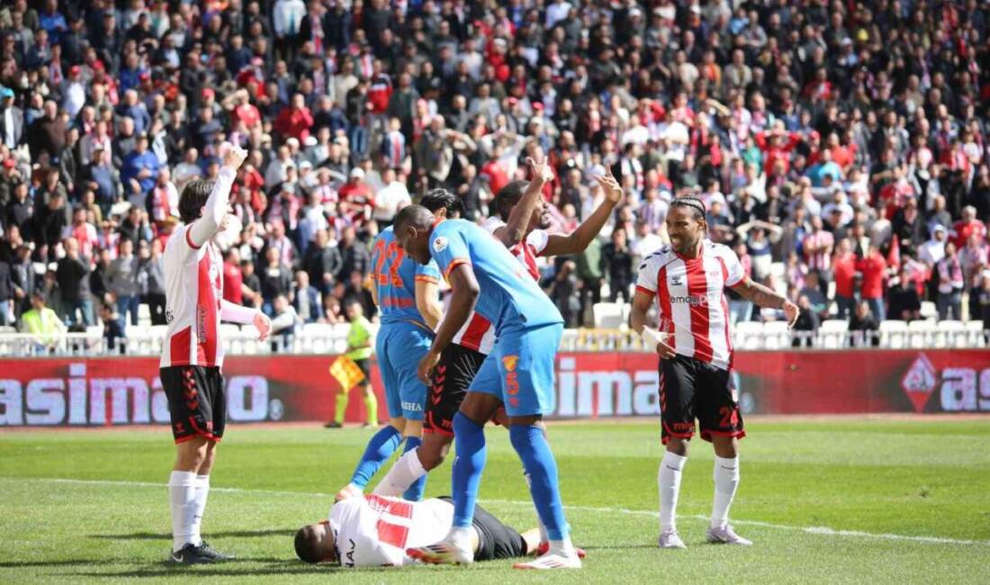 Sivasspor’da golcü futbolcu Rey Manaj, Göztepe maçının 8. dakikasında sakatlanarak