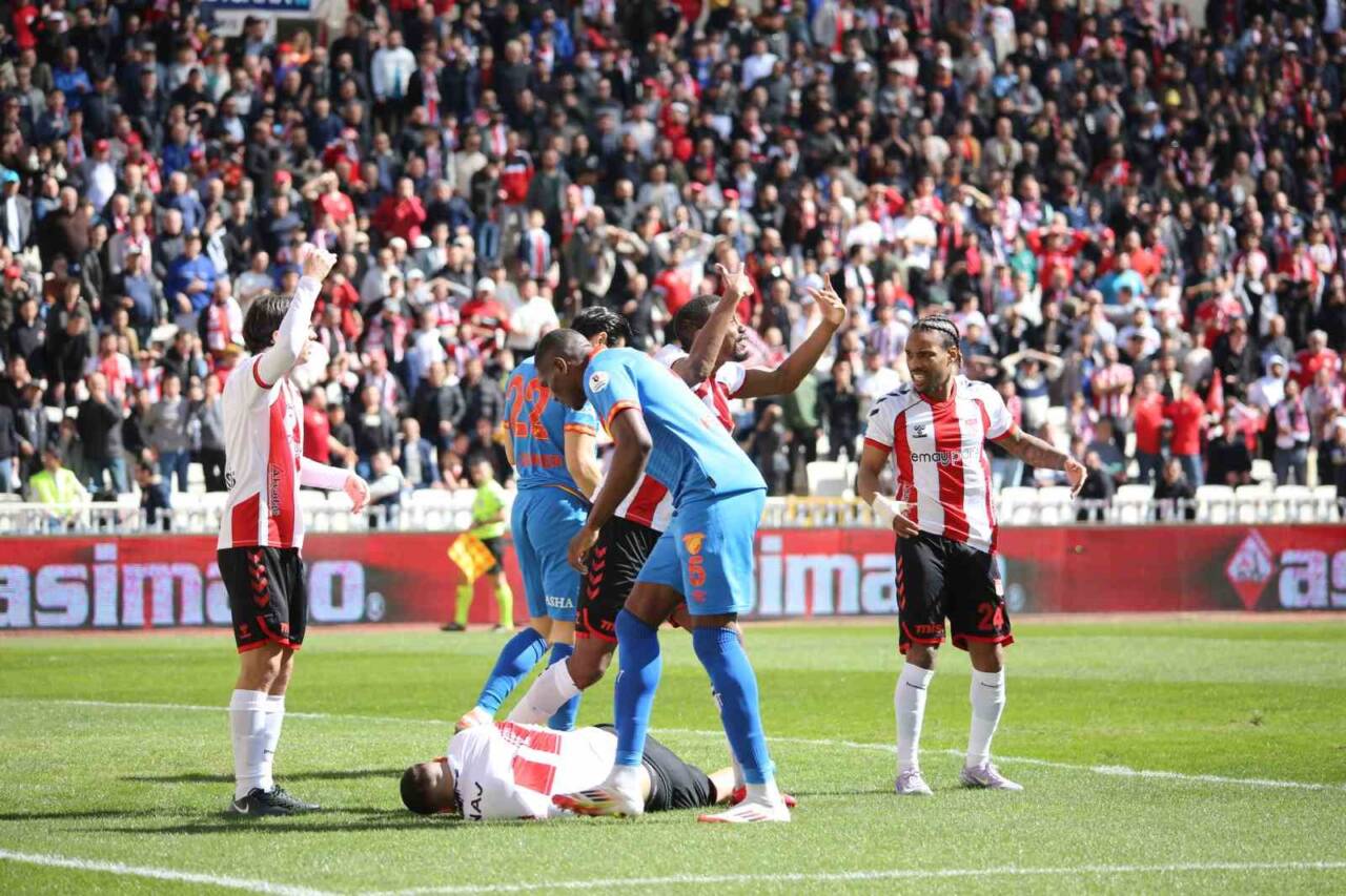 Sivasspor’da golcü futbolcu Rey Manaj, Göztepe maçının 8. dakikasında sakatlanarak