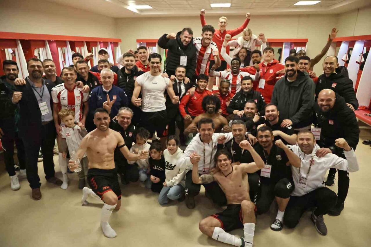 Trendyol Süper Lig’in 27. haftasında Sivassporlu futbolcular, Göztepe galibiyetinin ardından