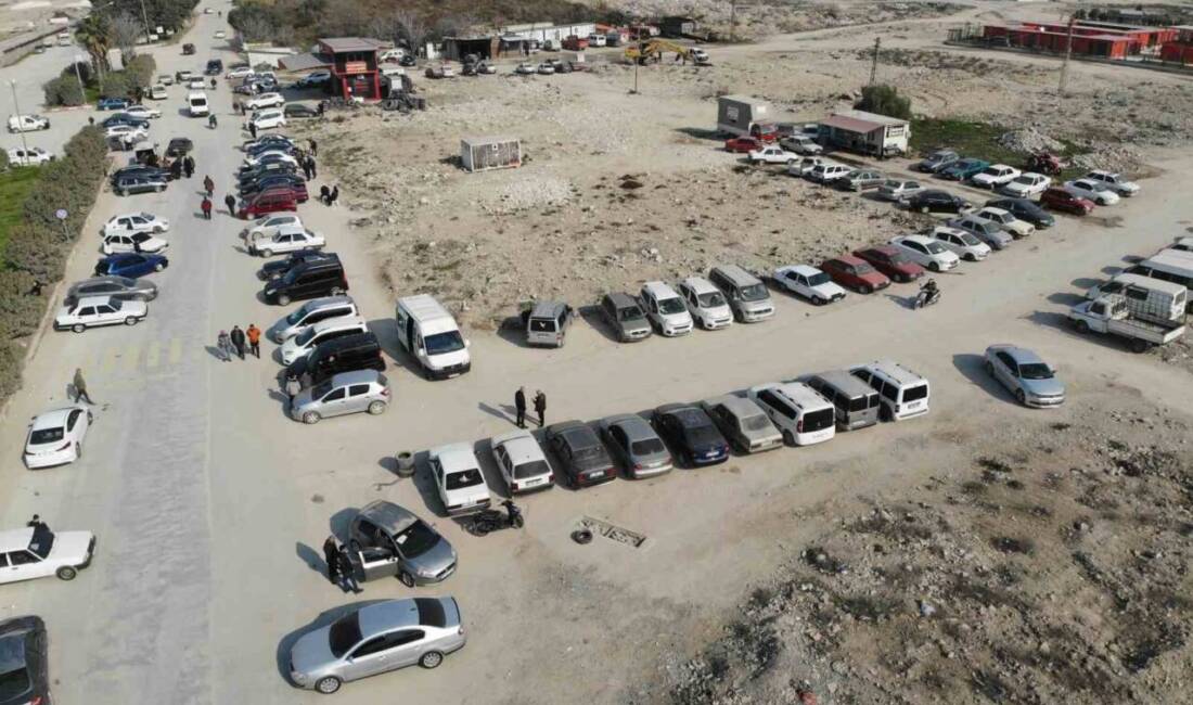 Hatay'daki Suriyeliler, Ramazan Bayramı öncesi ülkelerine dönmek için araba pazarında