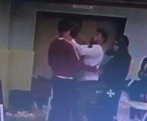 Malatya’da, okullar arası taekwondo turnuvasında görevlilerle tartışan antrenöre hakem kafa