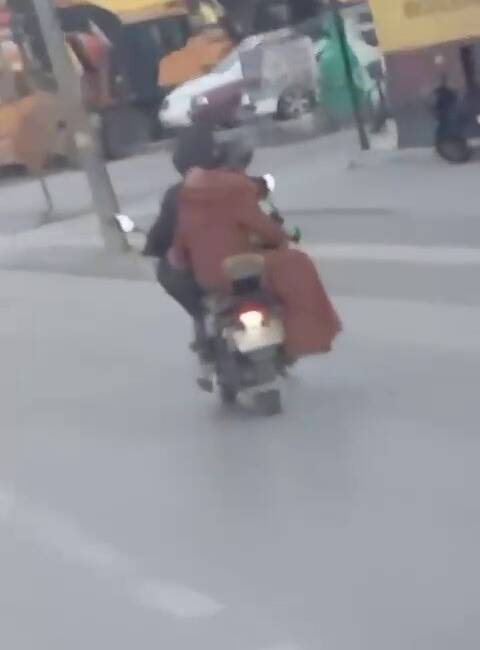 Bursa’da motosiklete 4 kişi binen ailenin tehlikeli yolculuğu saniye saniye