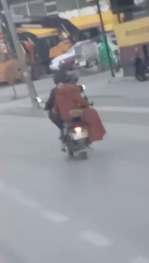 Bursa’da motosiklete 4 kişi binen ailenin tehlikeli yolculuğu saniye saniye