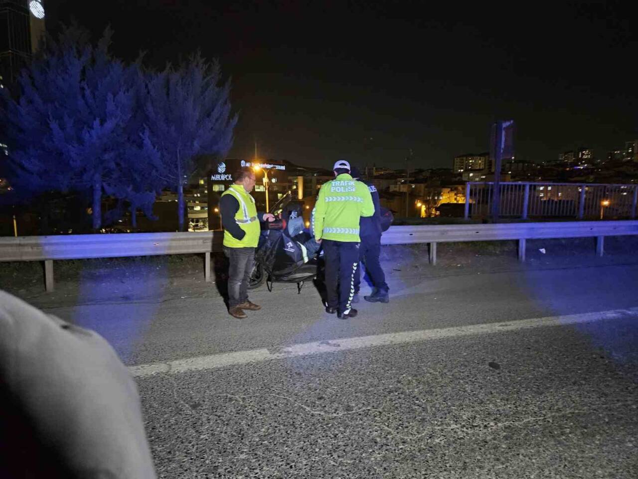 TEM Otoyolu yan yolda seyreden otomobil, yolun ortasında yerde yatan