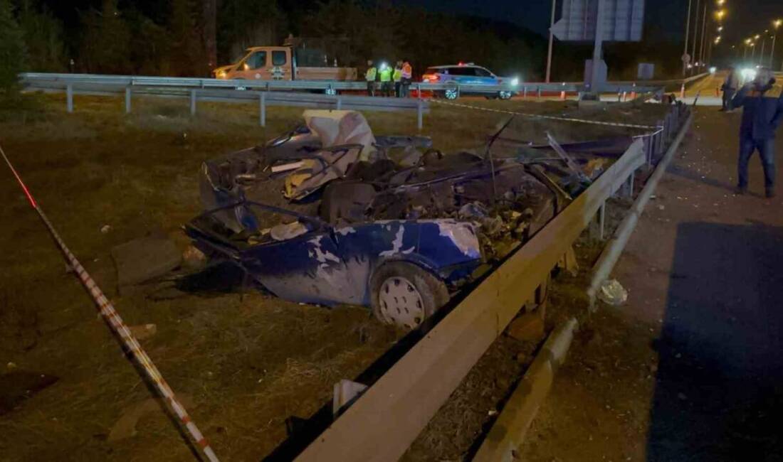 TEM Otoyolu’nun Bolu geçişinde dinlenme tesisinin girişindeki bariyerlere çarpan Tofaş