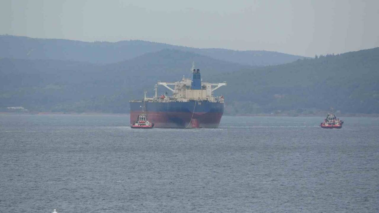 Mısır’dan Yalova’ya bakıma giden 274 metre uzunluğundaki tanker, Çanakkale Boğazı’ndan