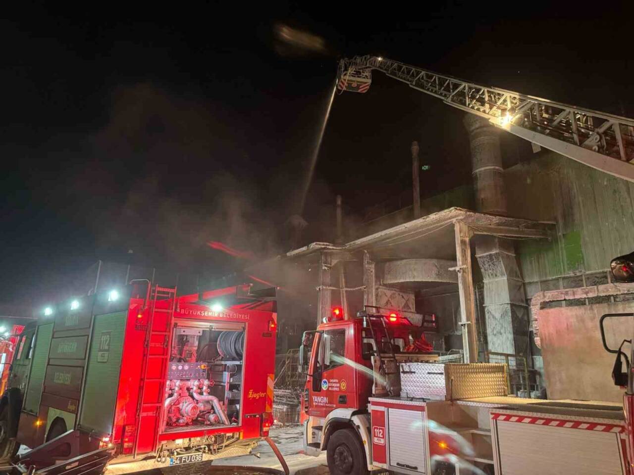 Sakarya’nın Arifiye ilçesinde bulunan Tırsan Fabrikası’nın boyahane kısmında yangın çıktı.