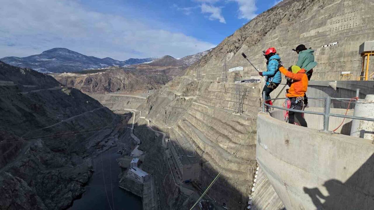 Türkiye’nin en yüksek 2. barajı unvanına sahip olan Artvin’deki 249