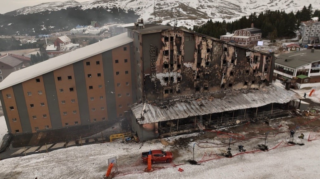 Kış turizminin önemli yerlerinden Uludağ’da sabah erken saatlerde başlayan yangında