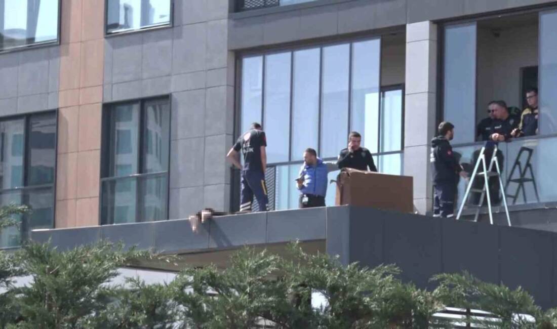 Ümraniye’de bulunan bir sitede, 23 yaşındaki genç 28.katta oturduğu evin