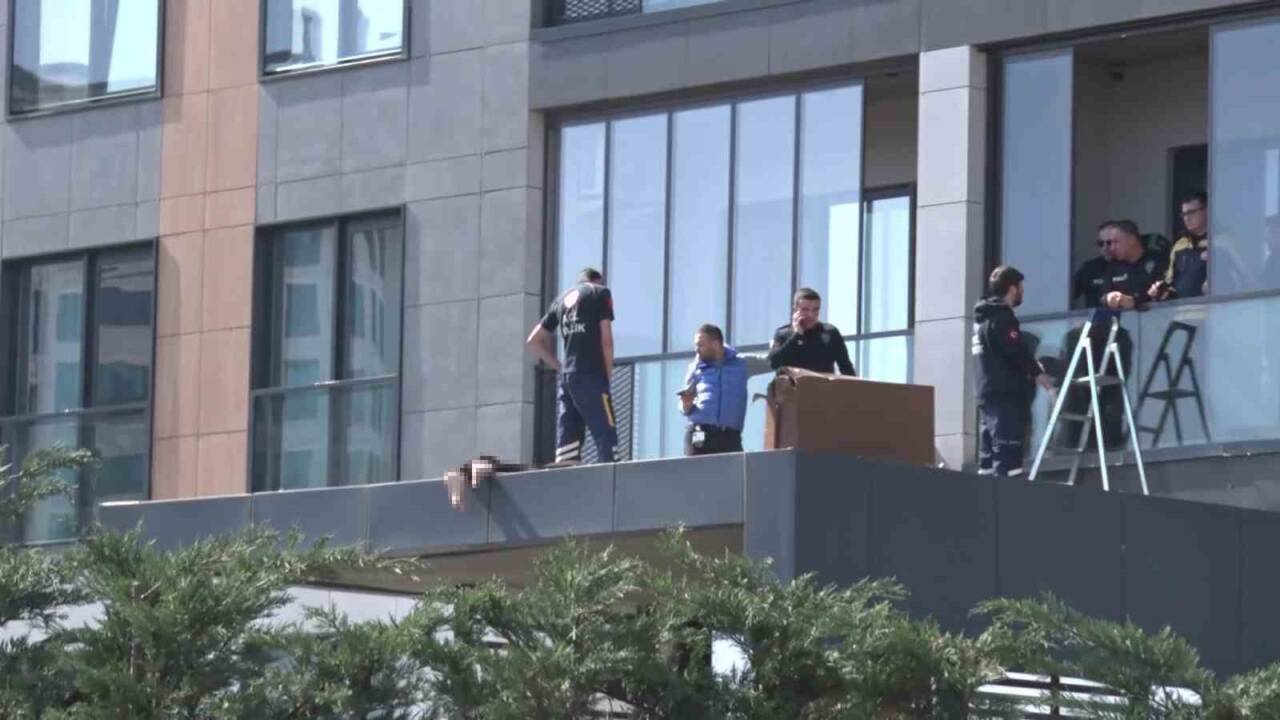 Ümraniye’de bulunan bir sitede, 23 yaşındaki genç 28.katta oturduğu evin