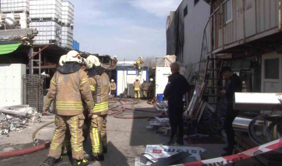 Ümraniye’de bir geri dönüşüm deposunda çıkan yangın itfaiyenin müdahalesiyle söndürüldü.