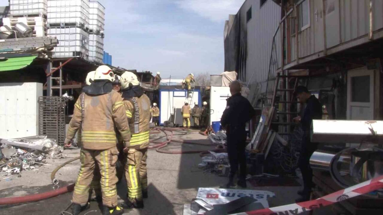Ümraniye’de bir geri dönüşüm deposunda çıkan yangın itfaiyenin müdahalesiyle söndürüldü.