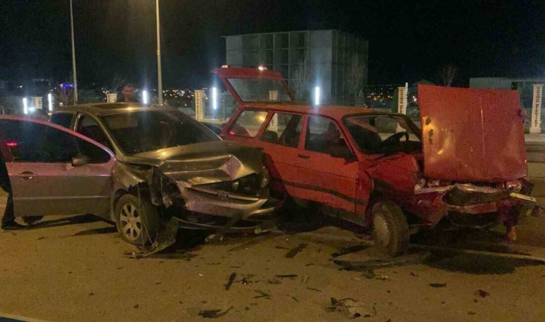 Karaman’da iki otomobilin üst geçitte kafa kafaya çarpışması sonucu meydana
