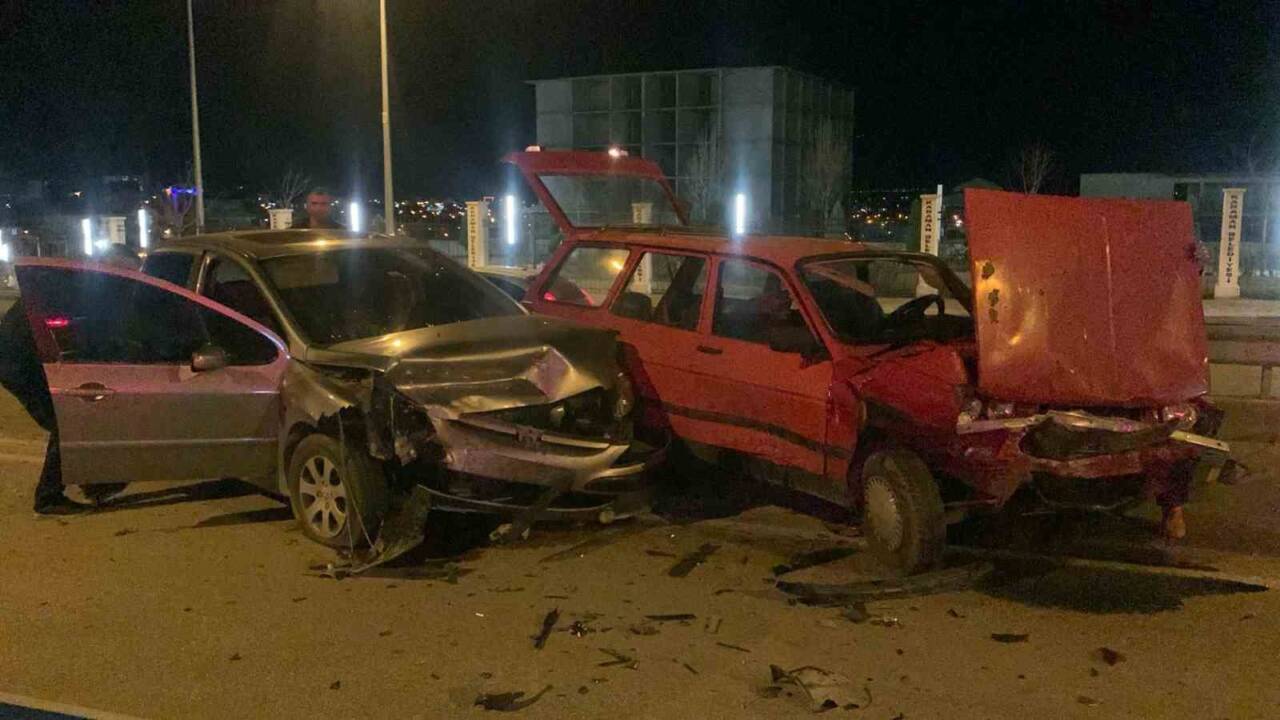 Karaman’da iki otomobilin üst geçitte kafa kafaya çarpışması sonucu meydana