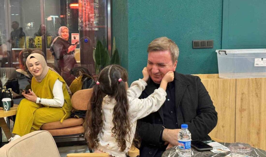 Erzincan Valisi Hamza Aydoğdu’nun iki eliyle yanağını sıkarak sevgisini gösteren