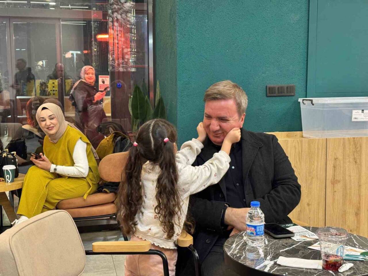 Erzincan Valisi Hamza Aydoğdu’nun iki eliyle yanağını sıkarak sevgisini gösteren