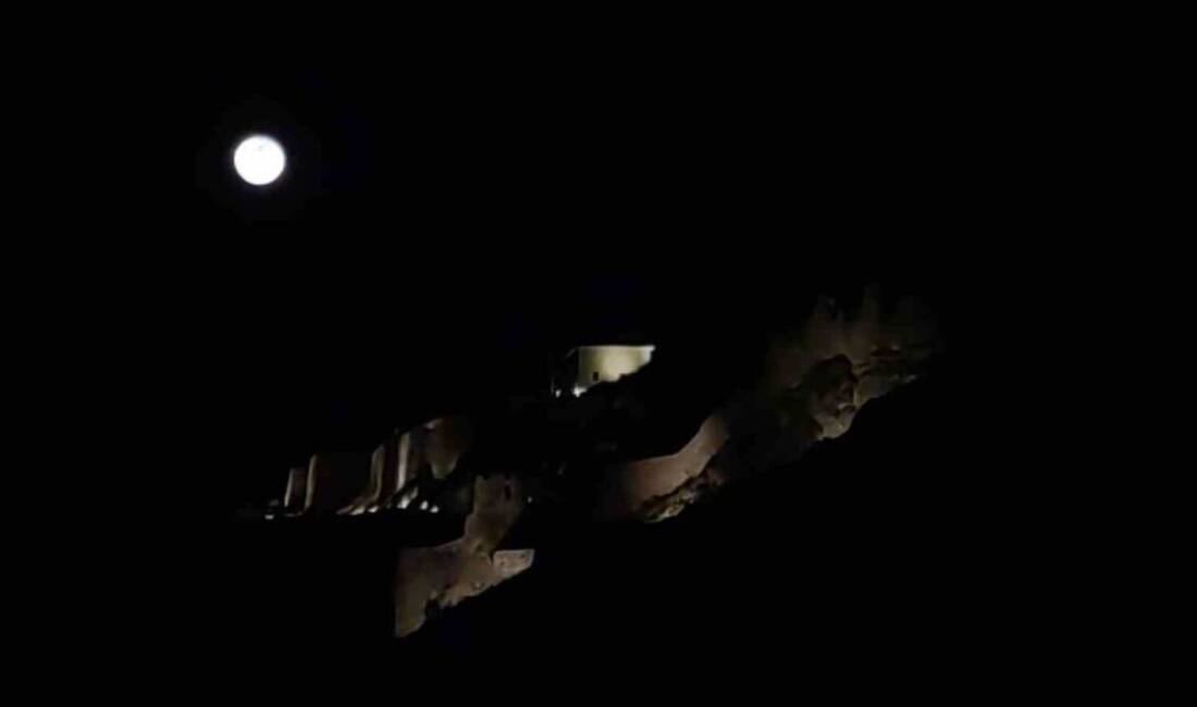 Van Kalesi ile dolunayın buluşmasıyla eşsiz kareler ortaya çıktı. Binlerce