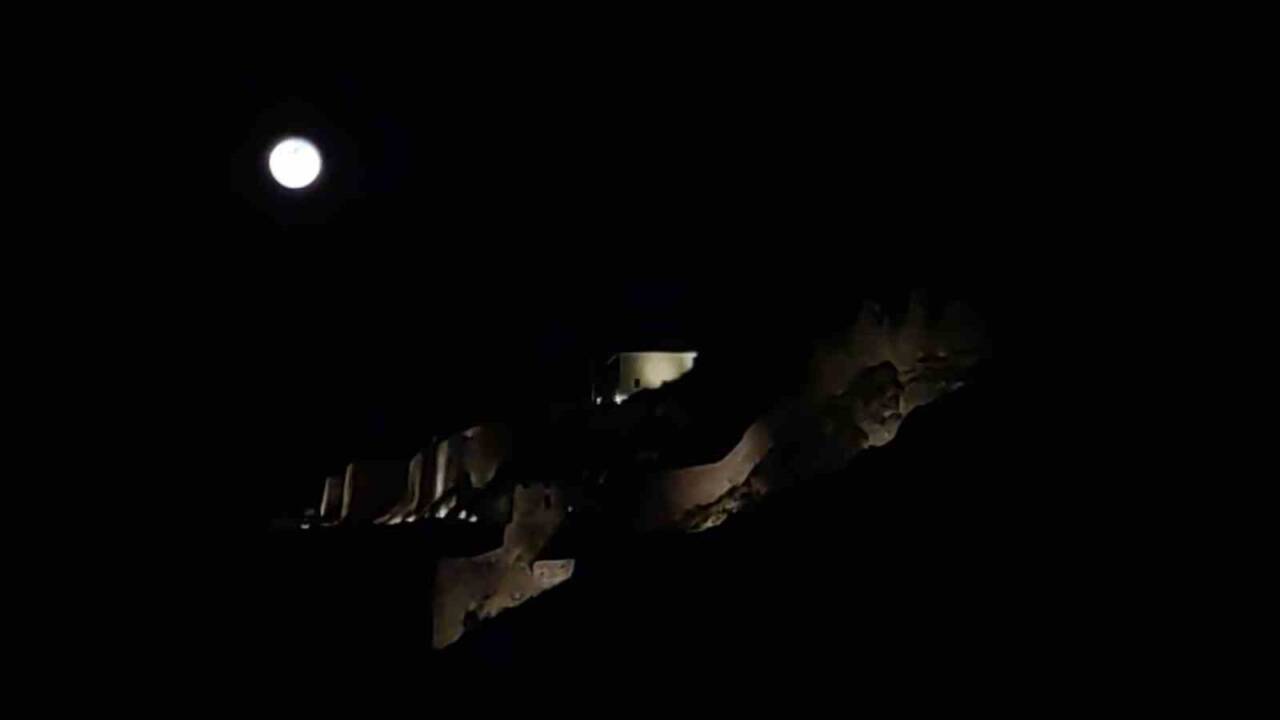 Van Kalesi ile dolunayın buluşmasıyla eşsiz kareler ortaya çıktı. Binlerce