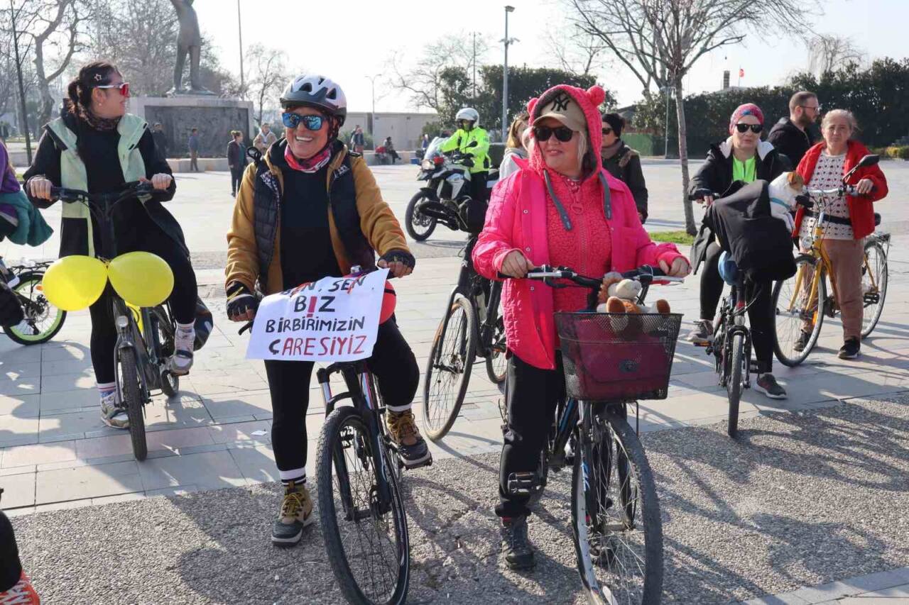 Yalova’da 8 Mart Dünya Kadınlar Günü nedeniyle bisiklet turu düzenlendi.