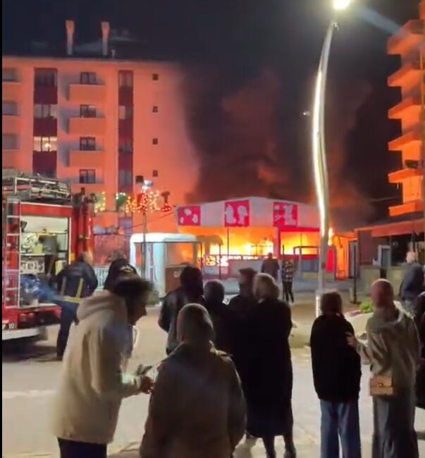 Yalova’da kapalı olan bir lunaparkta çıkan yangın itfaiye ekipleri tarafından