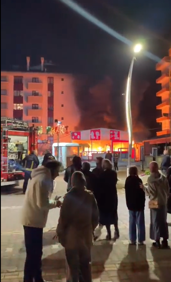 Yalova’da kapalı olan bir lunaparkta çıkan yangın itfaiye ekipleri tarafından