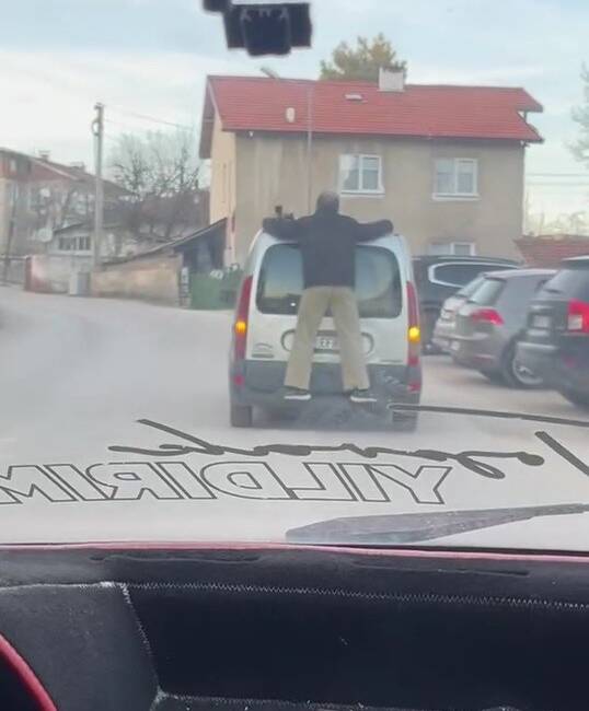 Karabük’ün Safranbolu ilçesinde hafif ticari aracın tavan raylarına tutunarak yolculuk