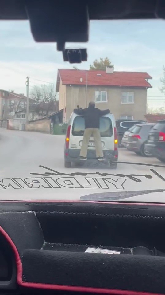 Karabük’ün Safranbolu ilçesinde hafif ticari aracın tavan raylarına tutunarak yolculuk